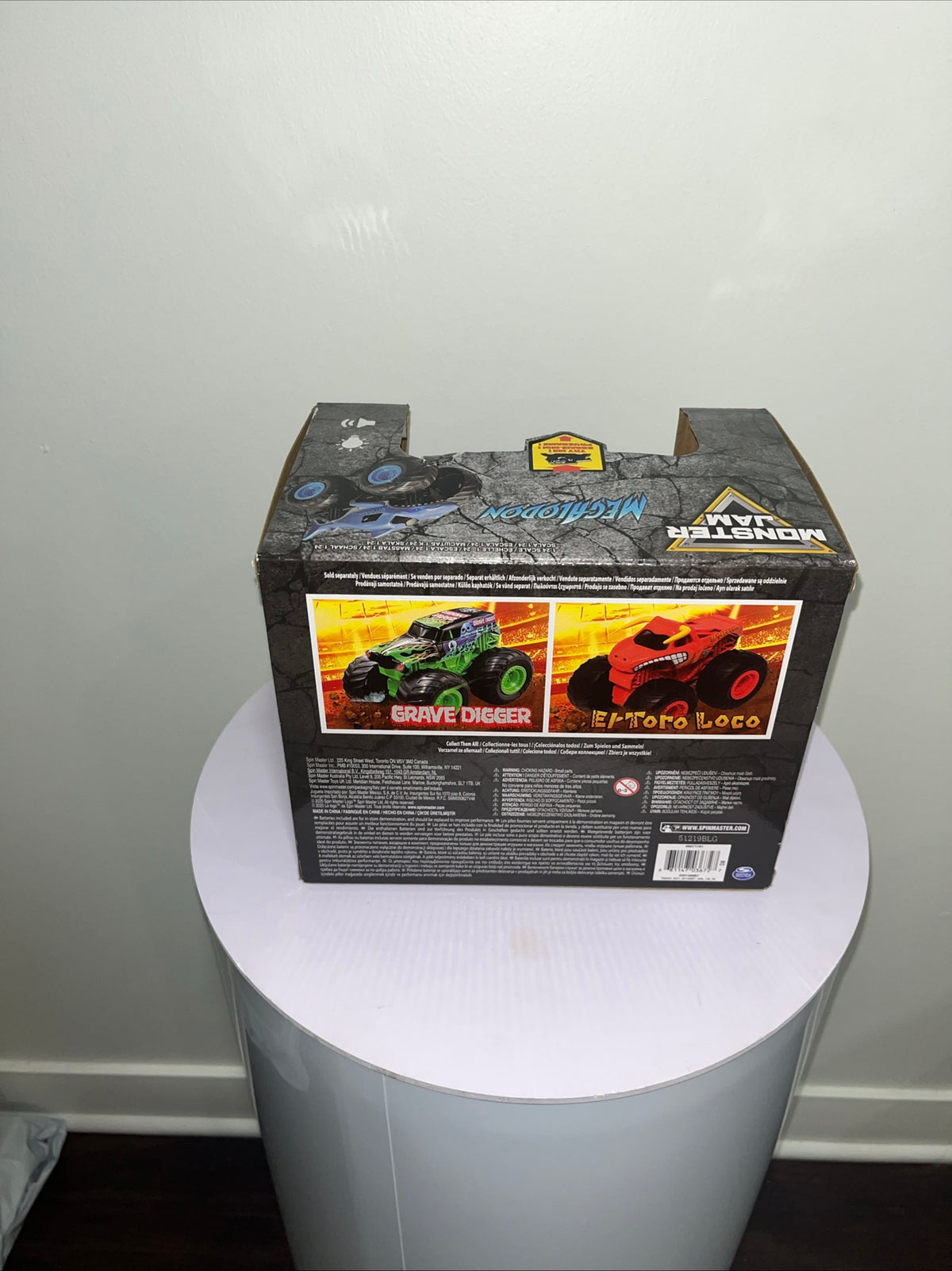 Monster Jam Megalodon 1:24 Truck with Lights & Sounds