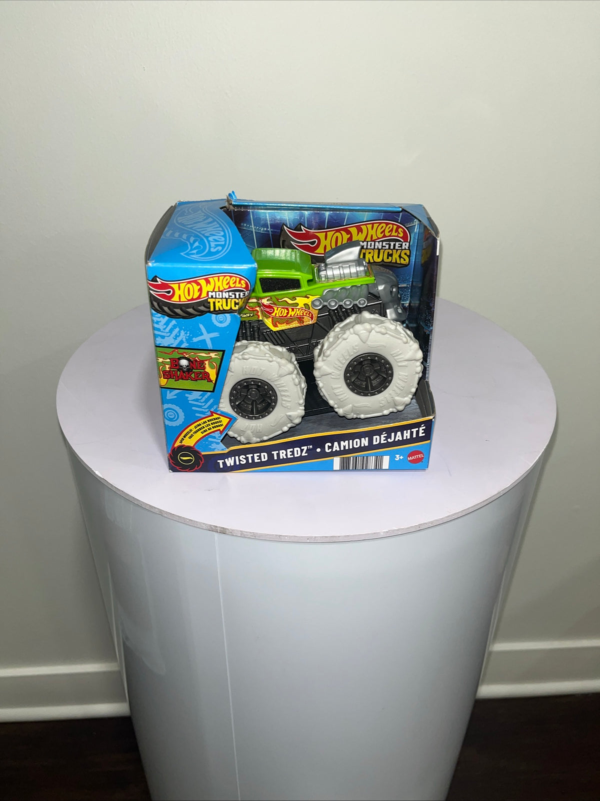 Hot Wheels Monster Trucks Twisted Tredz – Bone Shaker