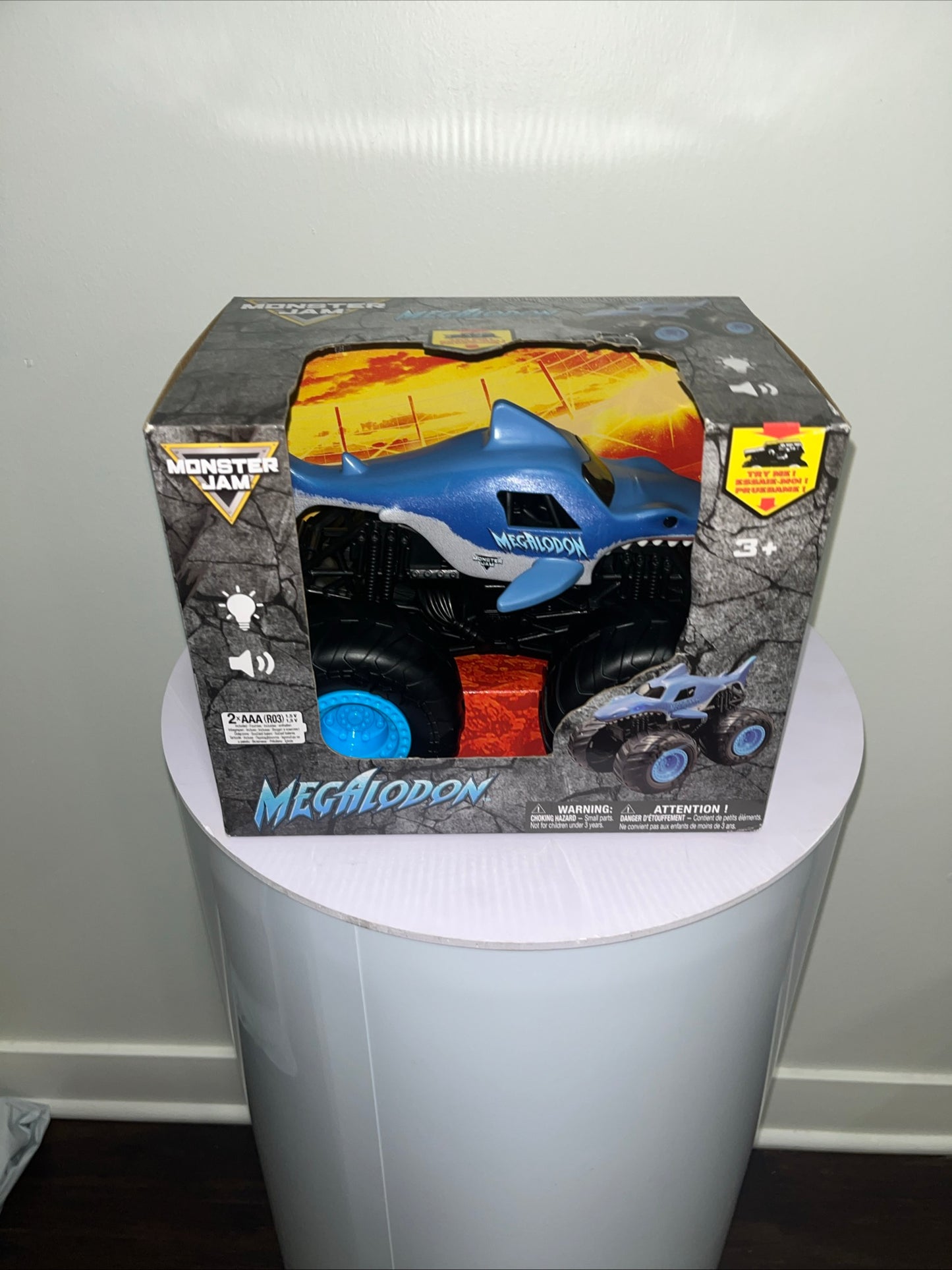 Monster Jam Megalodon 1:24 Truck with Lights & Sounds